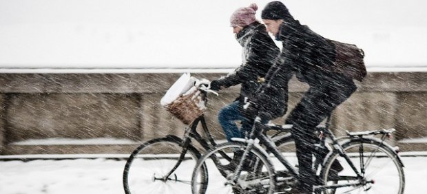 Ciclistas bajo la nieve 