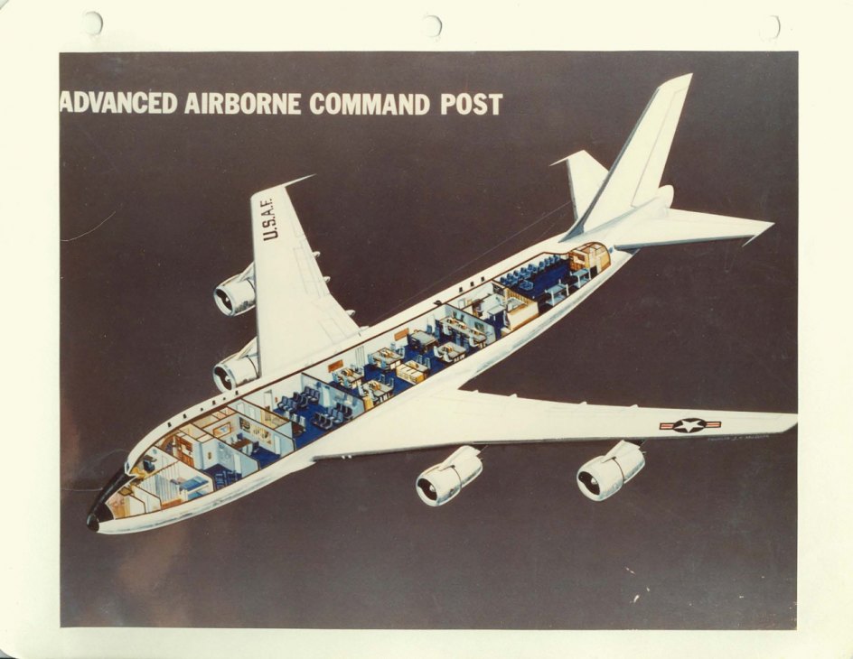 Puesto de Mando Aerotransportado Avanzado, configuraciÃ³n interna de abril de 1976.