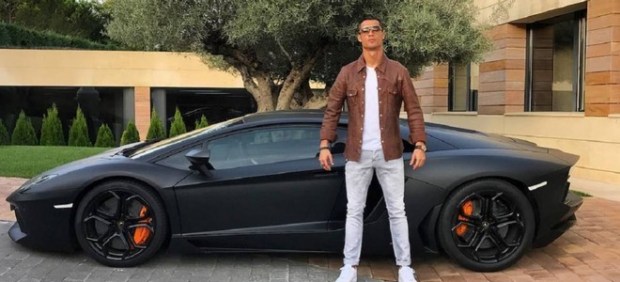 Ronaldo posa con su coche 