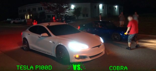 Carrera entre un Tesla y un Mustang Cobra