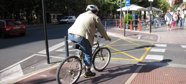 Ciclista en carril bici de LogroÃ±o