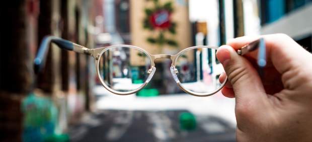 Llevo gafas o lentillas: ¿son obligatorias para conducir?