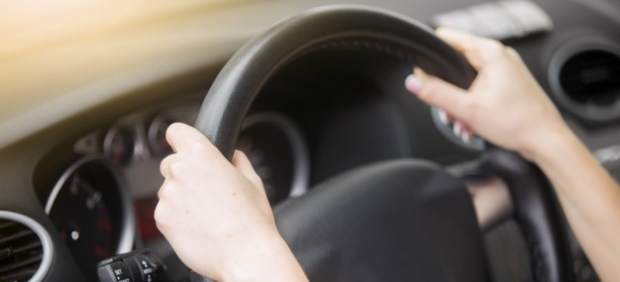 Cinco maneras de coger el volante por las que podrían multarte.