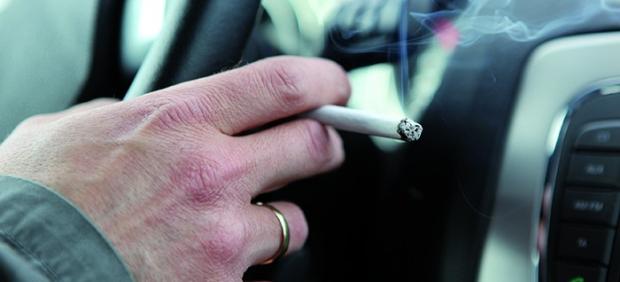 ¿Debería estar prohibido fumar en el coche? Estas son sus consecuencias