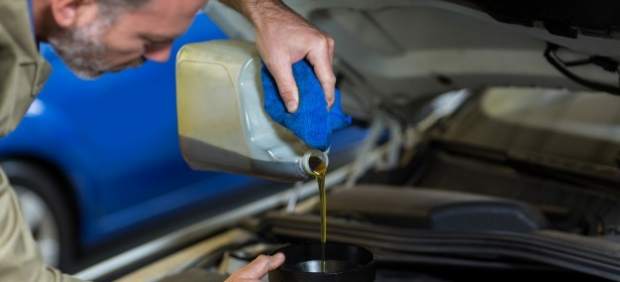 ¿Sabes cómo cambiar el aceite del coche?