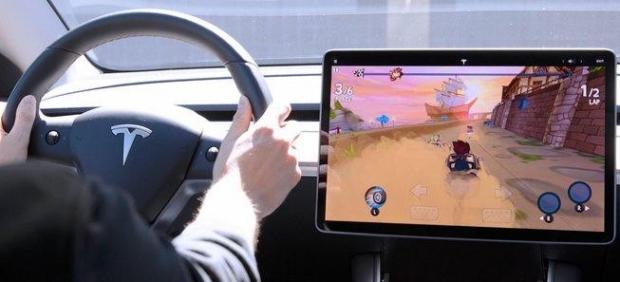 Videoconsolas en el coche: la medida de Tesla mientras se carga el coche eléctrico.