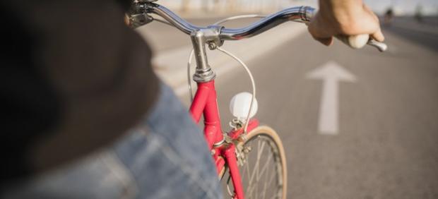 ¿Qué distancia hay que dejar cuando se adelanta a un ciclista?
