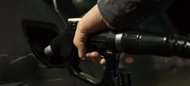 Ahorrar gasolina es posible: estos son los 10 pasos de la OCU para conseguirlo 