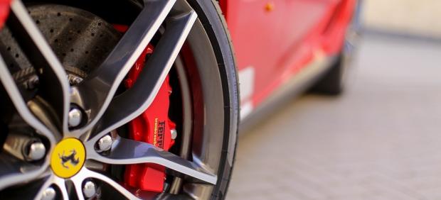 Híbrido, 1.000 caballos y tracción integral: así es el nuevo coche de Ferrari