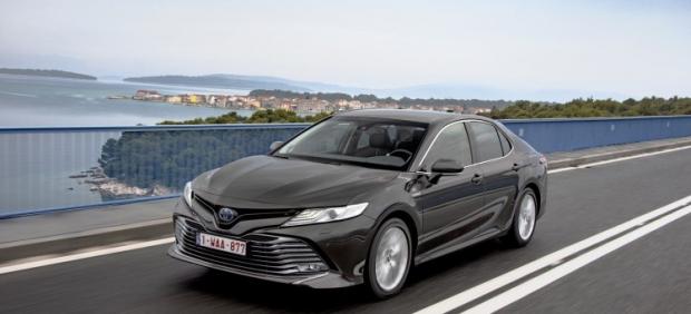 A la venta la nueva berlina híbrida de Toyota desde 32.300 euros