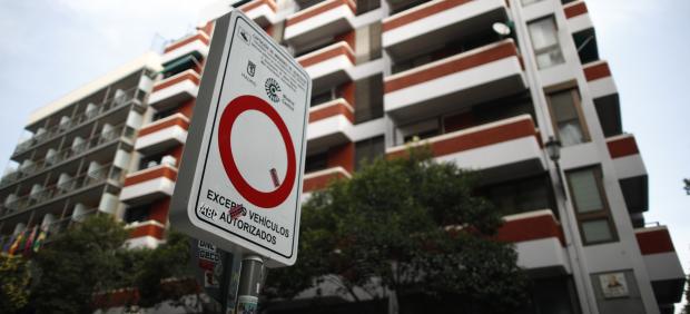 Señal de prohibido aparcar en una de las vías que componen Madrid Central.