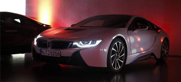 El BMW i8 se convierte en el primer coche de serie en incorporar faros con tecnología láser