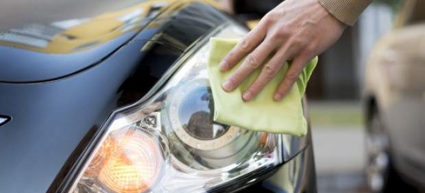 Cómo limpiar los faros del coche (y que parezcan nuevos) antes de pasar la ITV